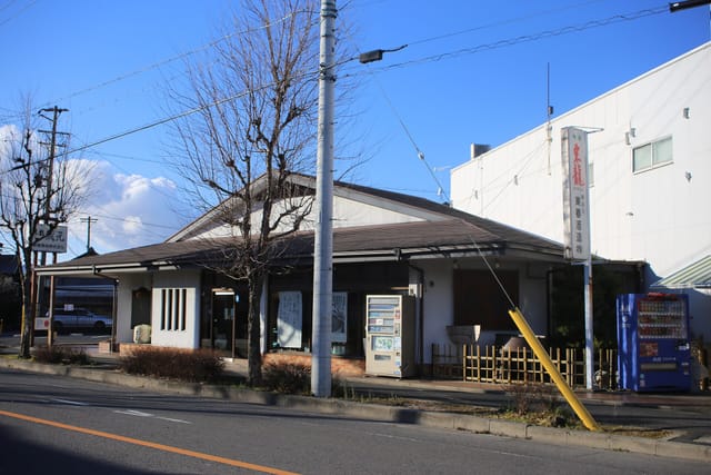 「酒は東龍」の看板が載った東春酒造本社の建物