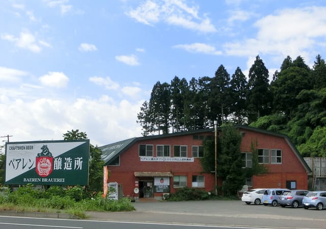 ベアレン醸造所の赤茶色の建物と看板