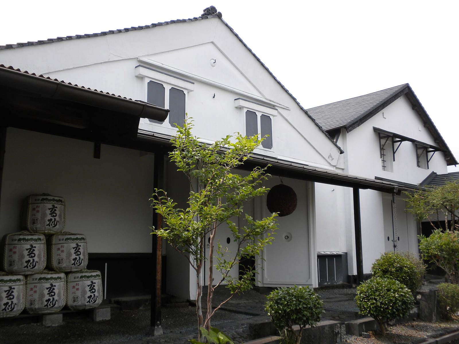 富士高砂酒造の蔵と酒樽