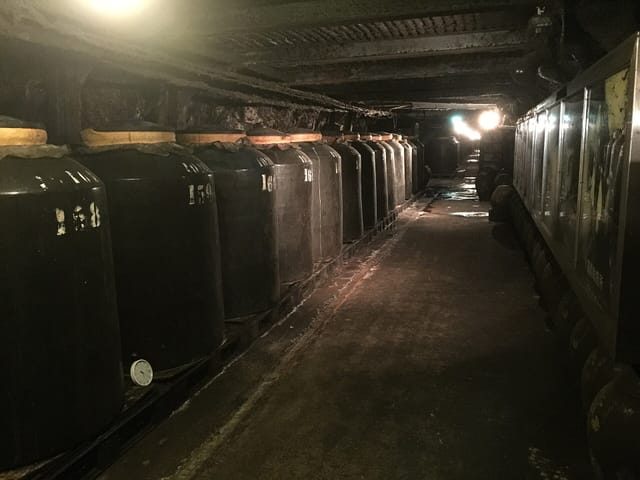 坑道に並ぶ焼酎の貯蔵かめ