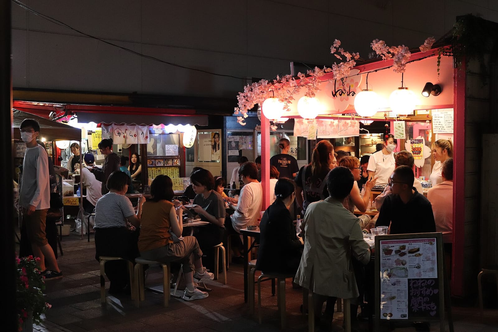 八戸屋台村 みろく横丁の街並み