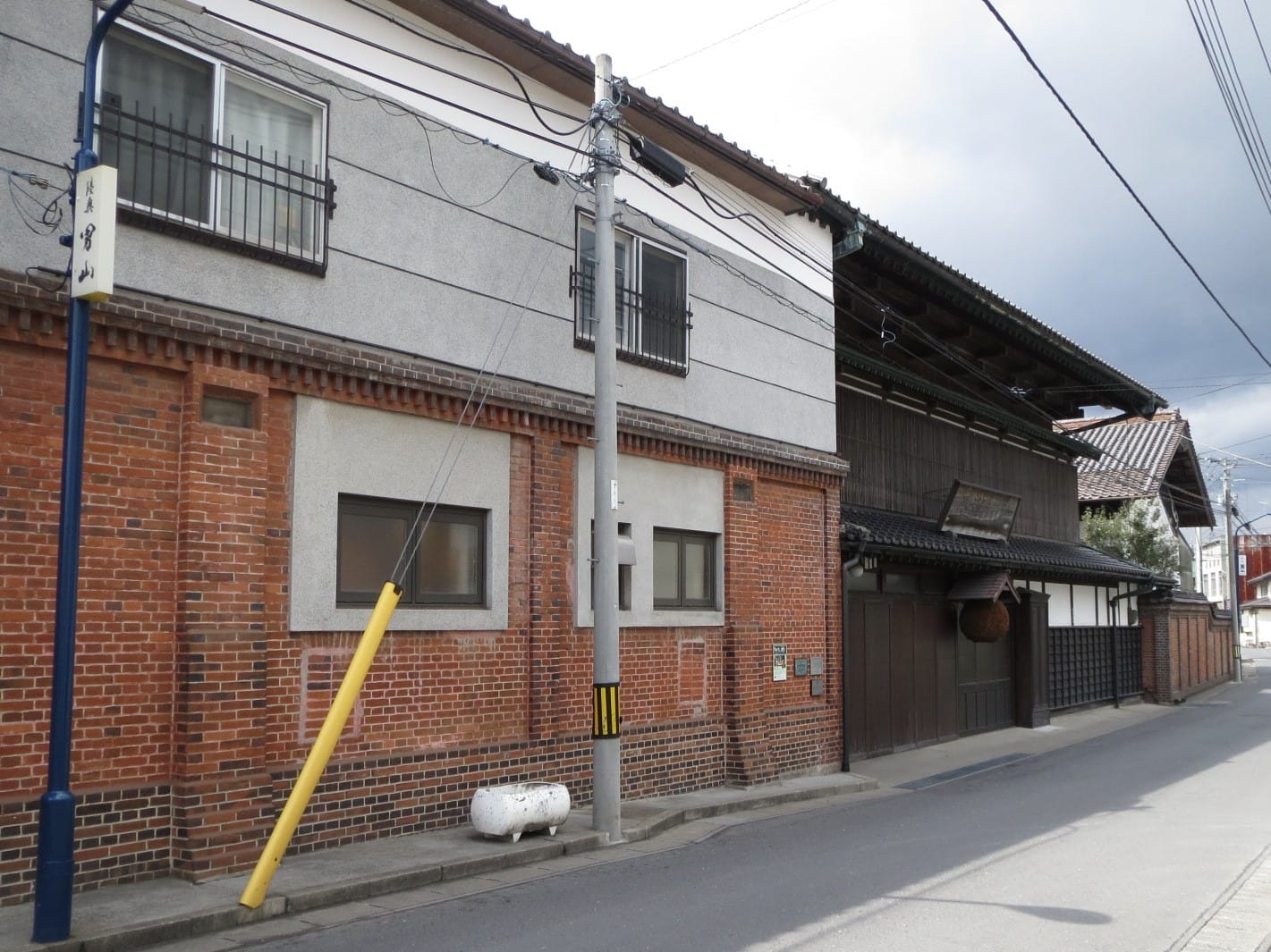八戸酒造の店舗外観