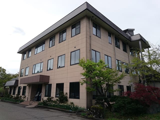 八海醸造の本社建物