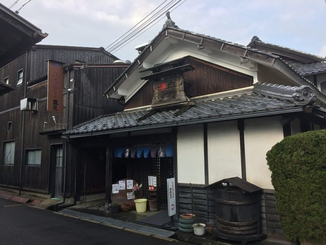 ハクレイ酒造の木造の酒蔵の外観
