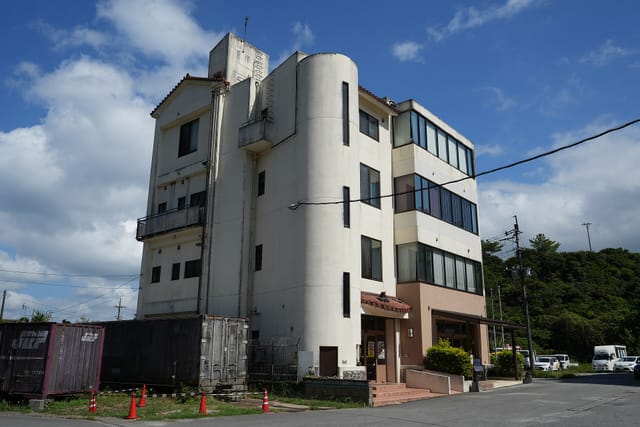 ヘリオス酒造の本社外観