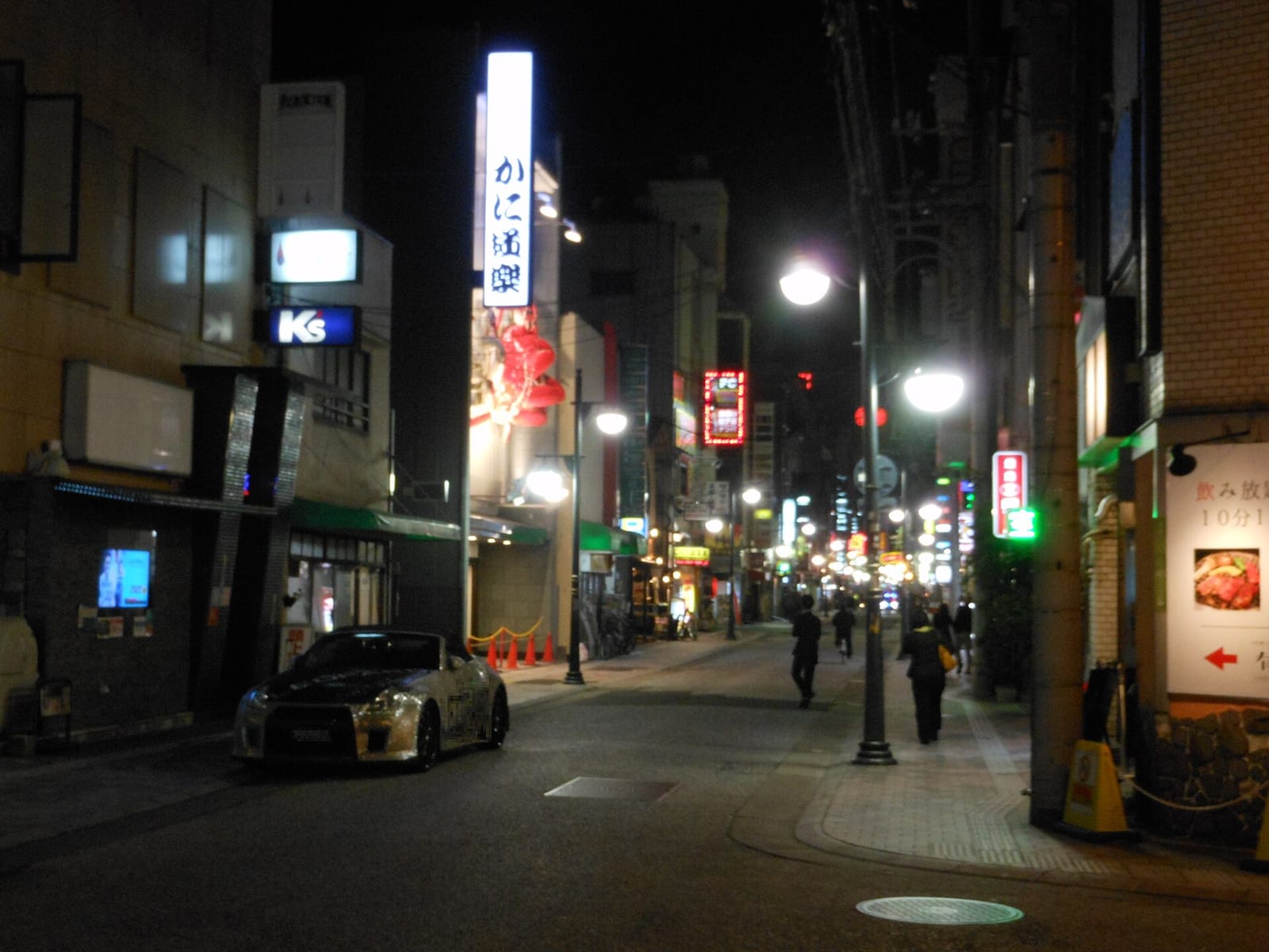 夜の流川町の繁華街