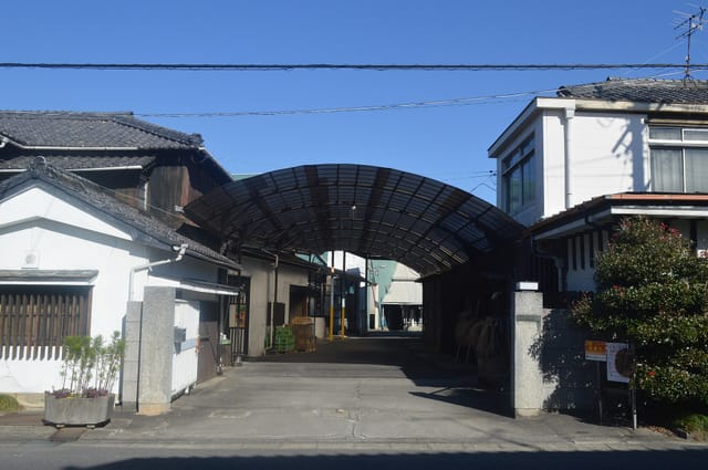 神杉酒造の敷地内の通路
