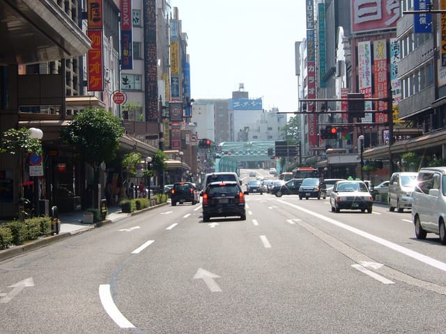 金沢・片町の大通りと犀川大橋方面