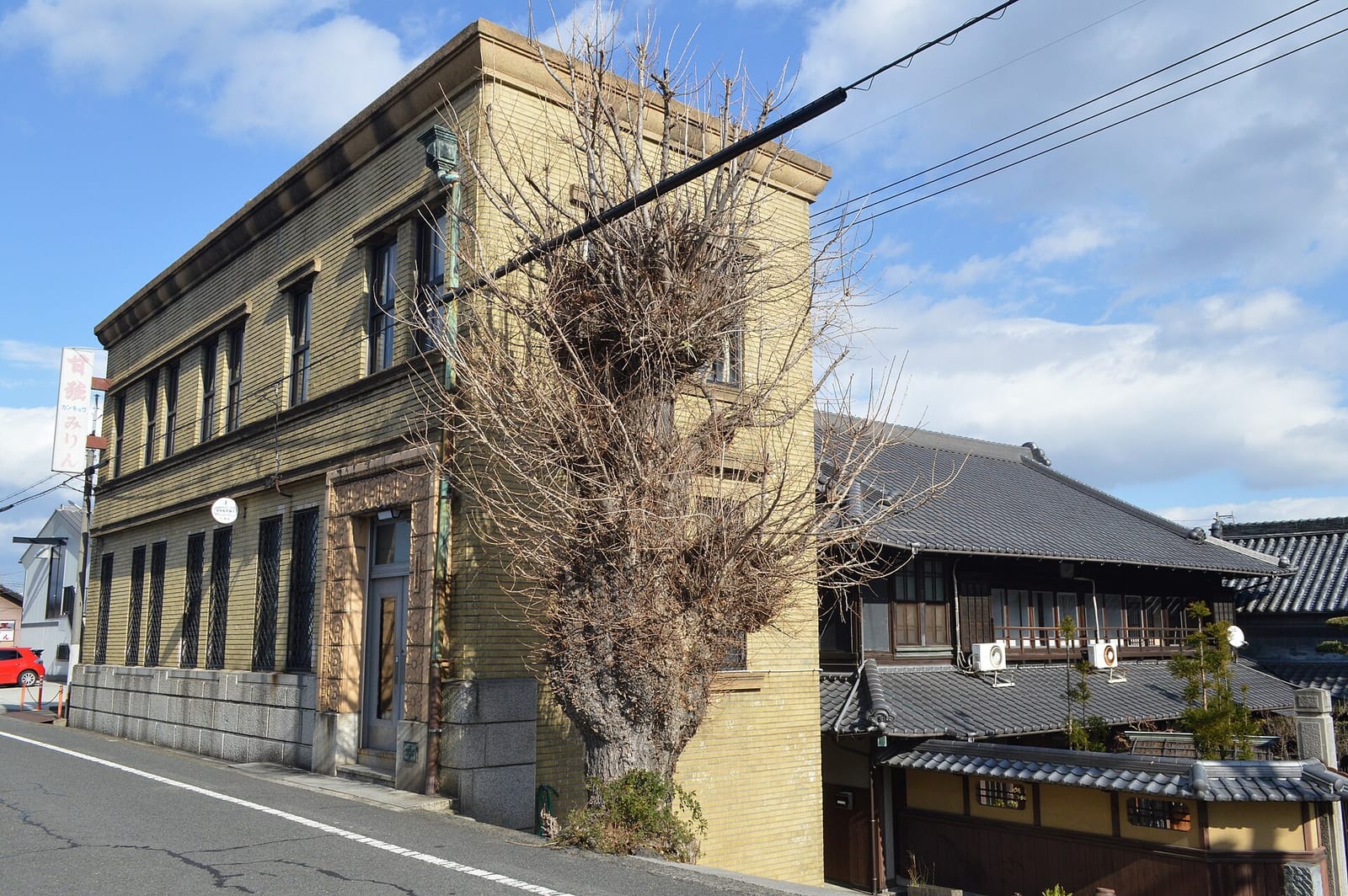 甘強酒造の旧本社事務所と和風建築の住宅