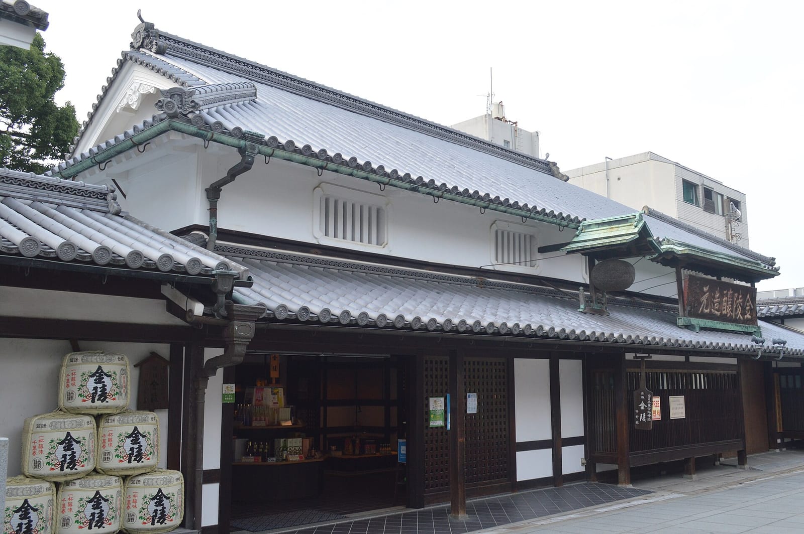 西野金陵の酒造施設の外観