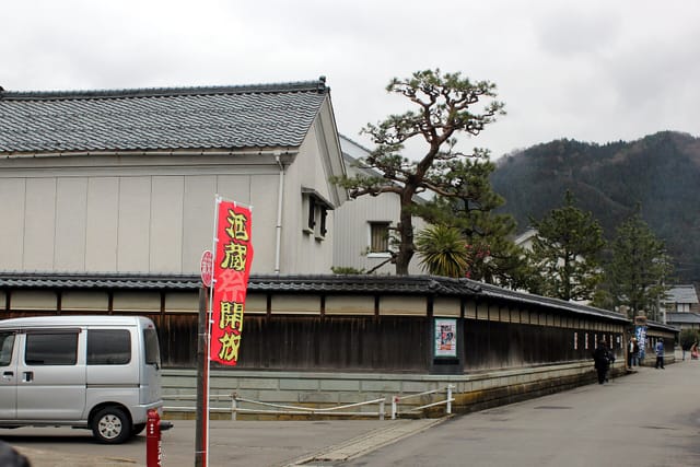 白壁と土塀が続く久保田酒造の蔵の外観