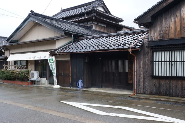 皇国晴酒造の木造の酒蔵の外観