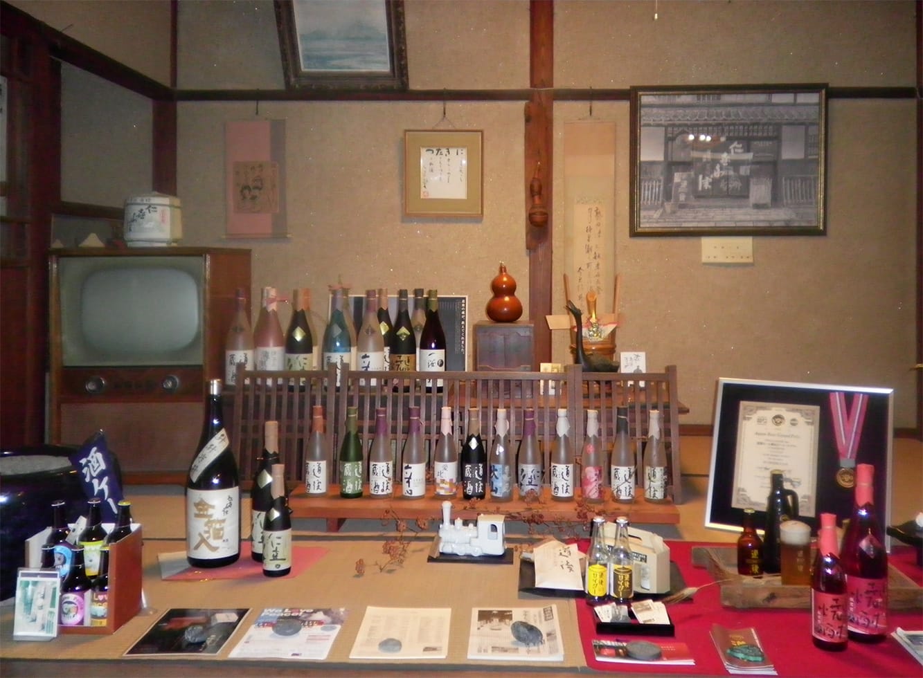 水口酒造の店内に並ぶ日本酒と道後ビール