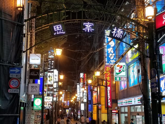 夜の思案橋の繁華街