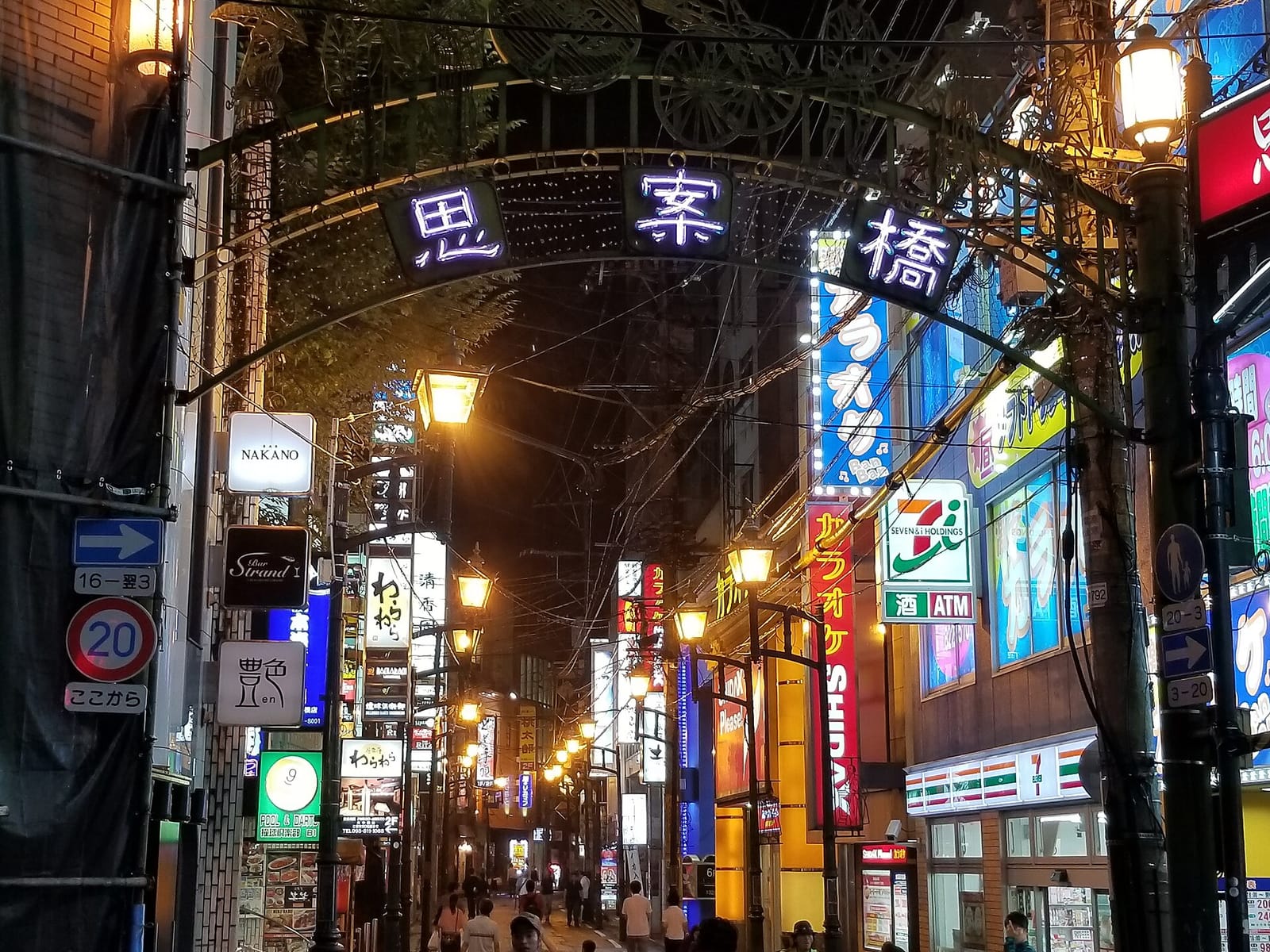 夜の思案橋の繁華街
