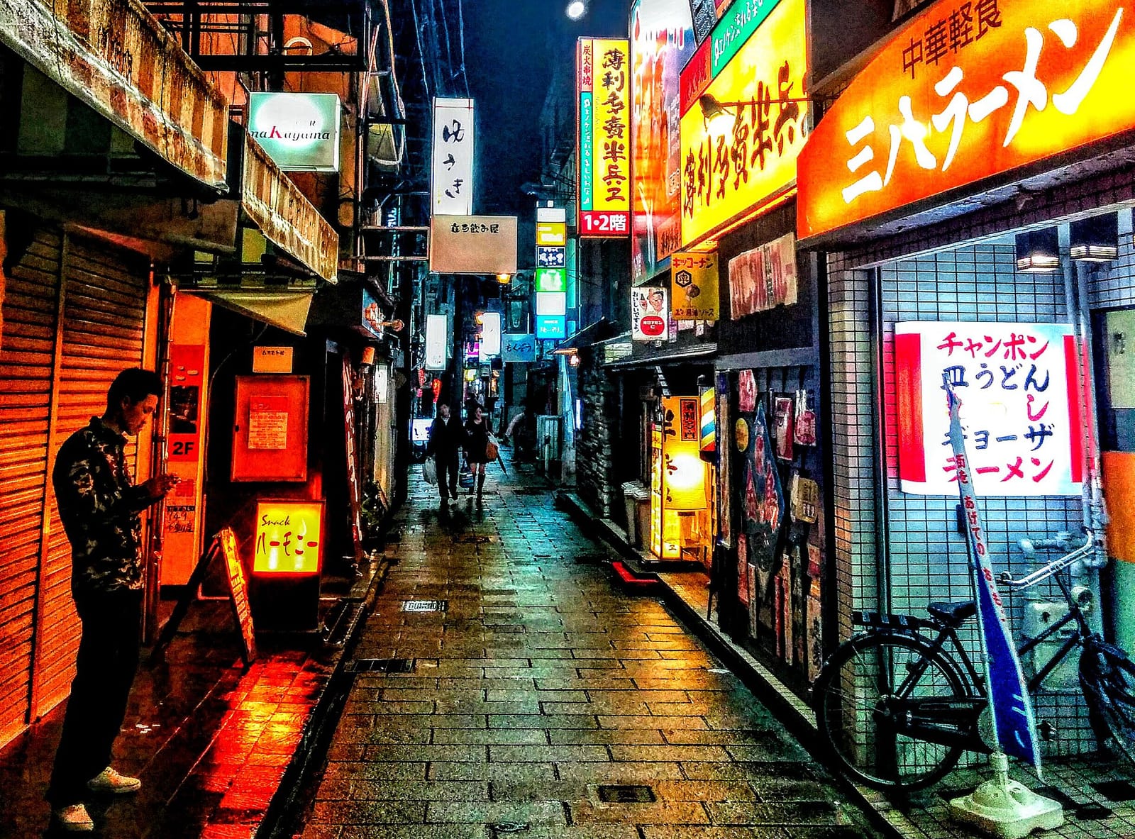 雨の思案橋の飲み屋街の路地