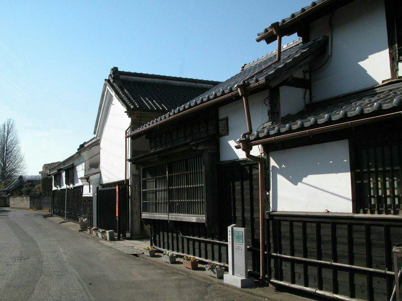 花の井で知られる西岡本店の外観