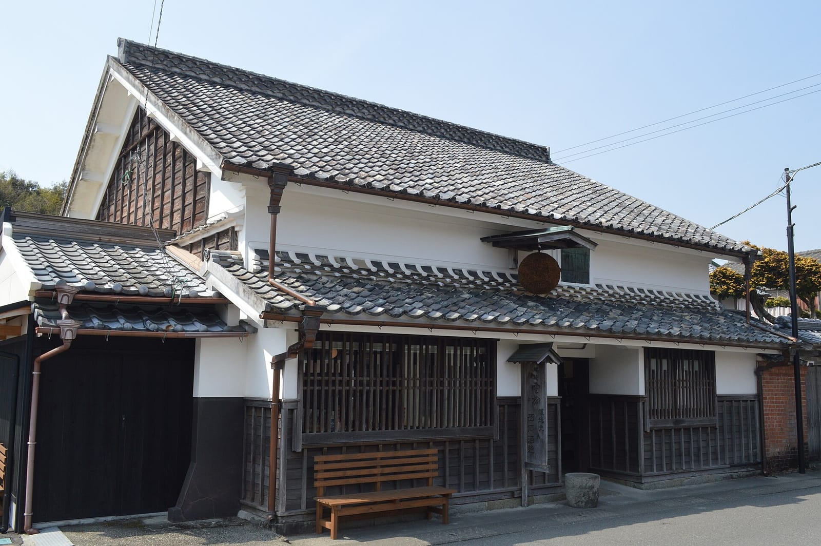 瓦屋根の蔵が並ぶ西岡酒造店