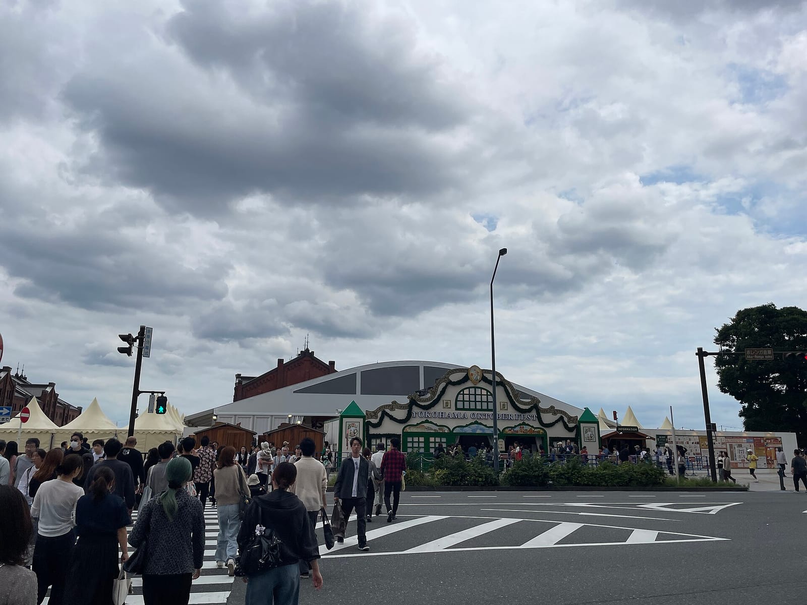 横浜赤レンガ倉庫で開催中のオクトーバーフェストの様子