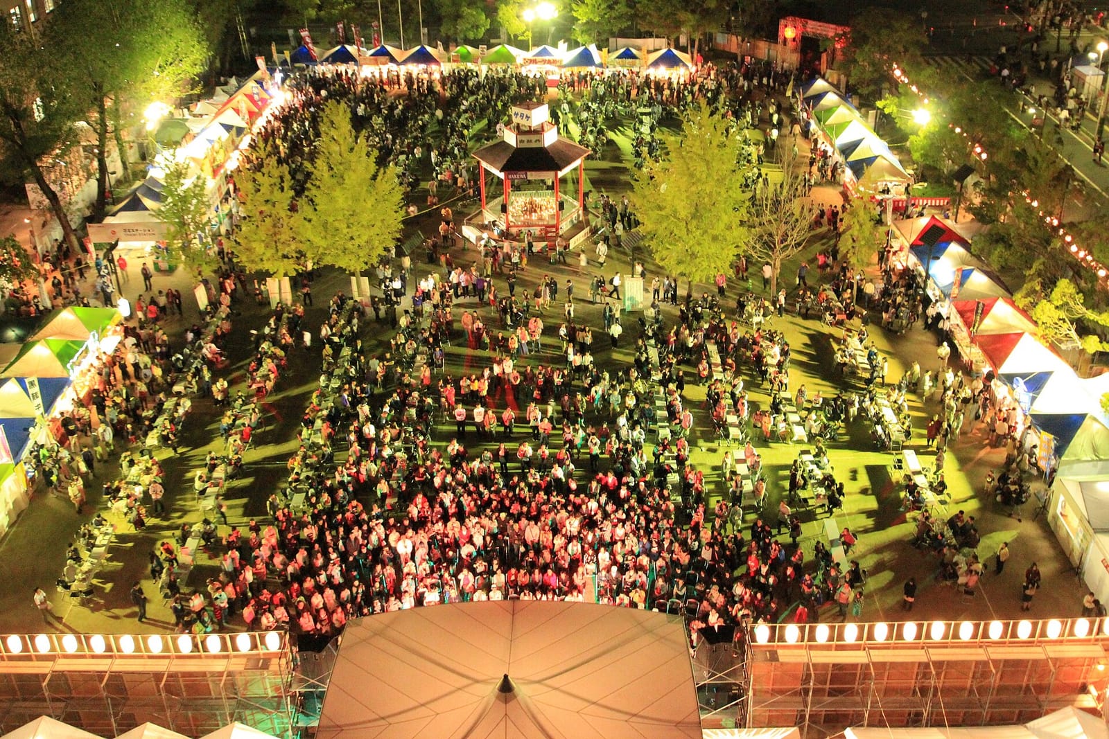 夜の西条酒まつりの会場