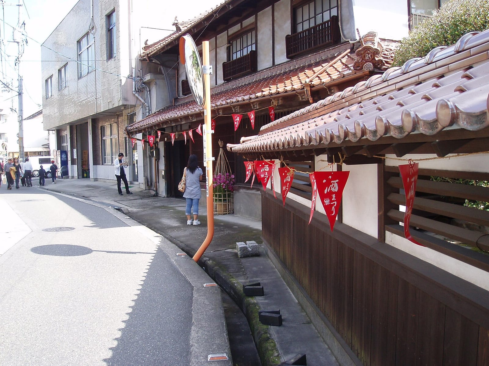 酒まつり期間中の西条の酒蔵通り
