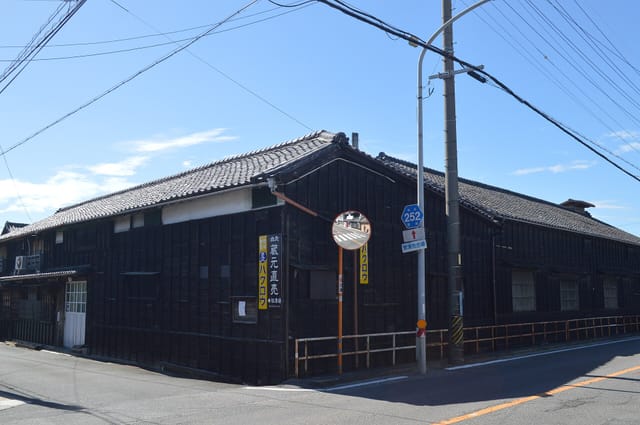黒い板壁と瓦屋根の澤田酒造の酒蔵外観