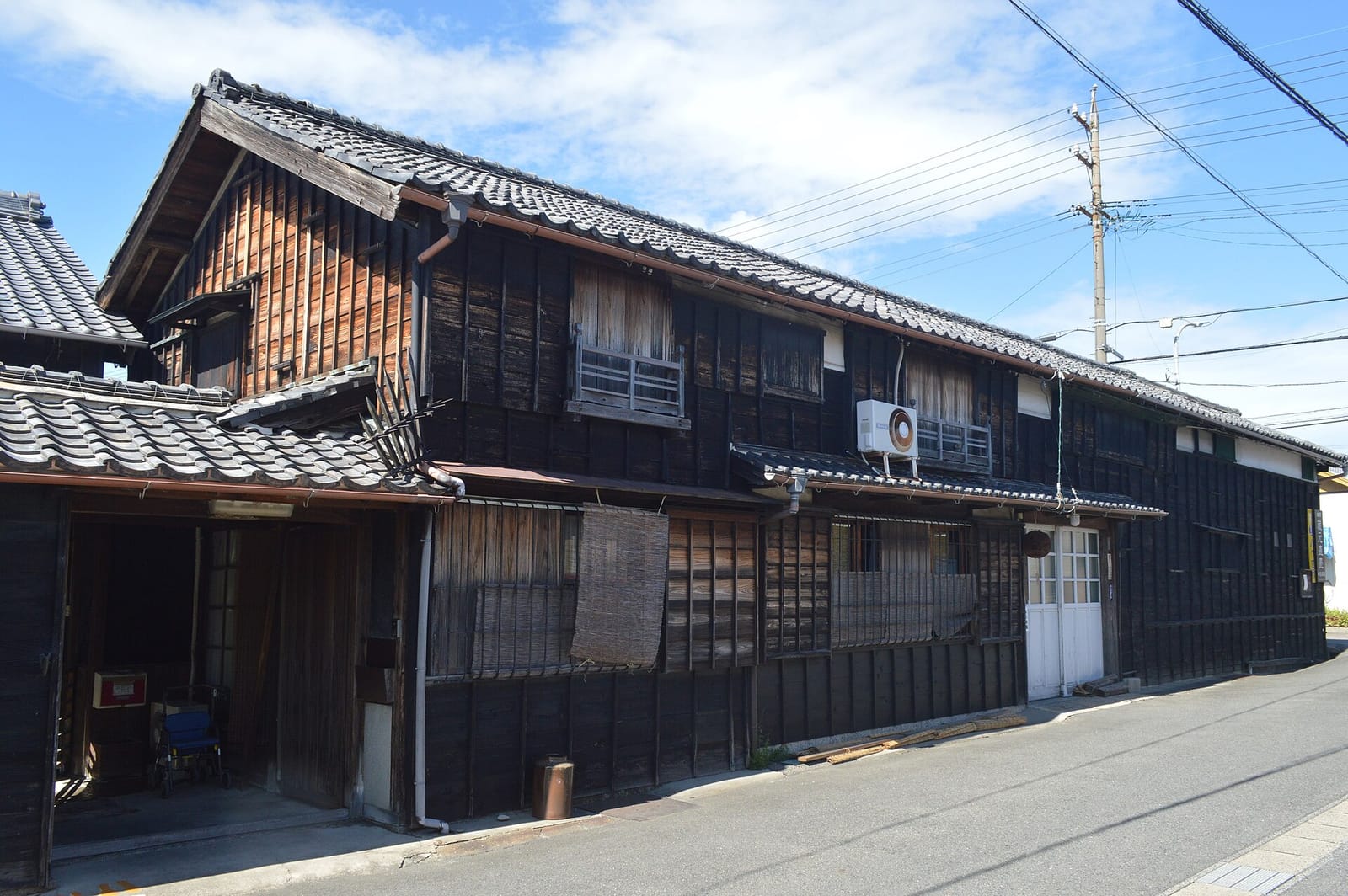 通りに面した澤田酒造の蔵の外観