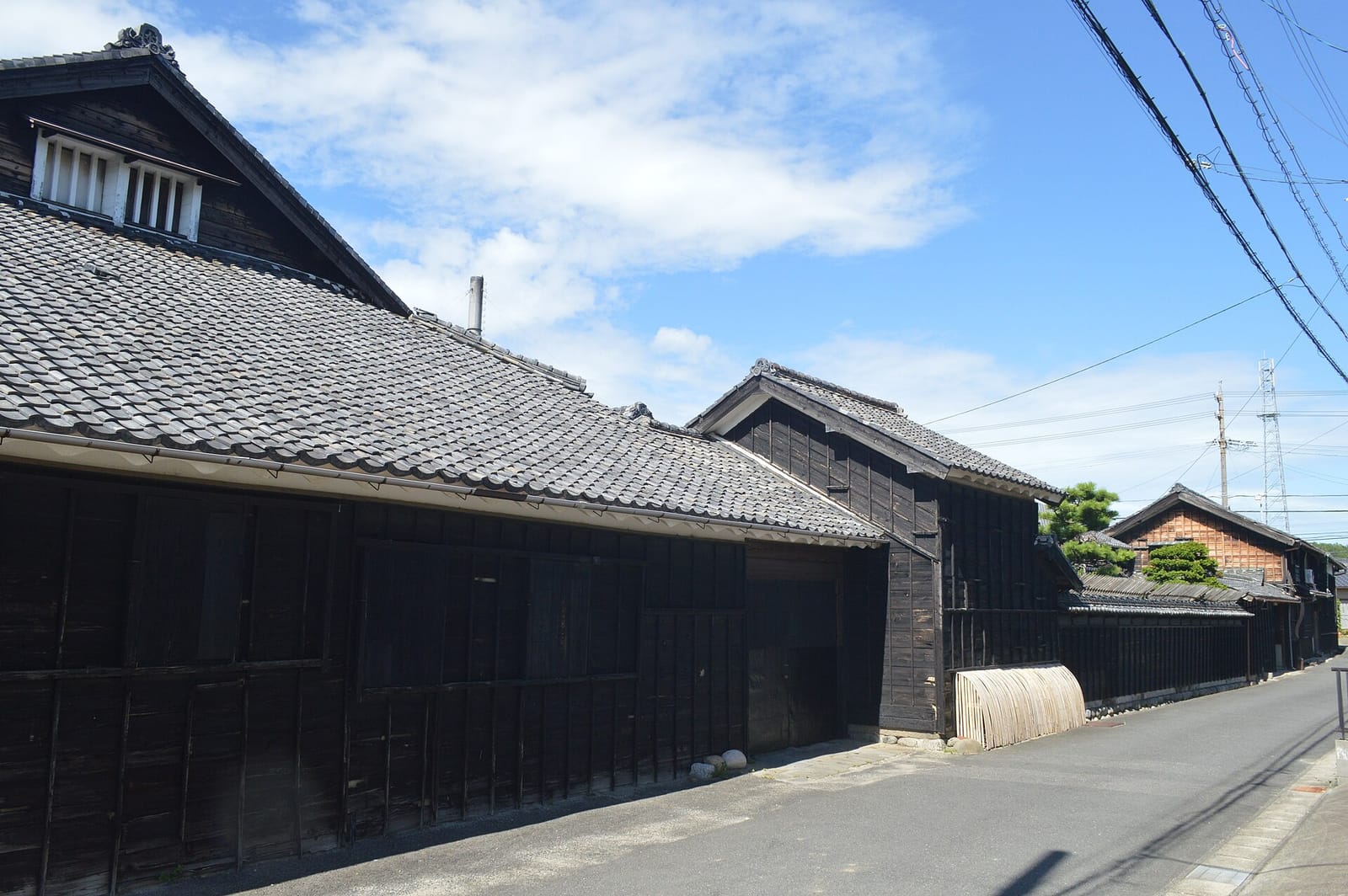 澤田酒造の黒い蔵が並ぶ街並み