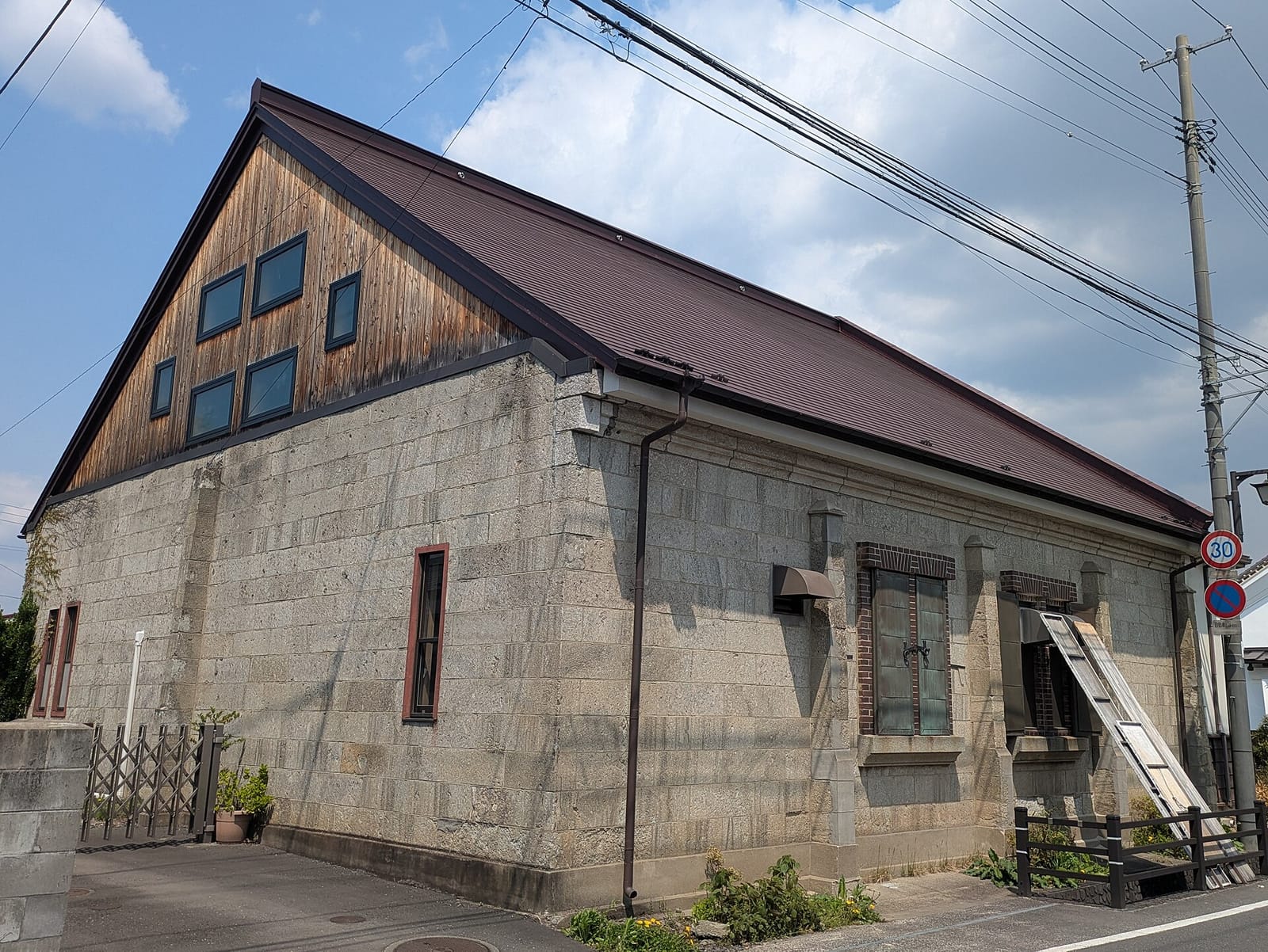 世嬉の一酒造の旧槽場・売場倉庫
