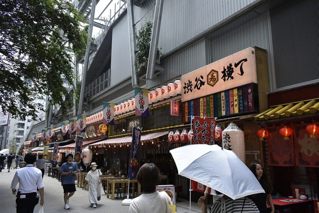 渋谷横丁（MIYASHITA PARK）の街並み