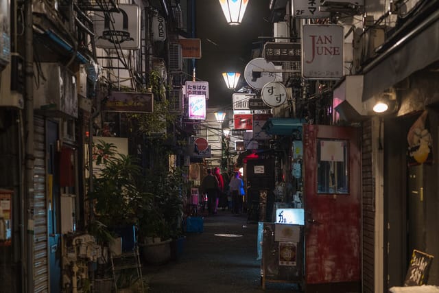 新宿ゴールデン街の夜の様子