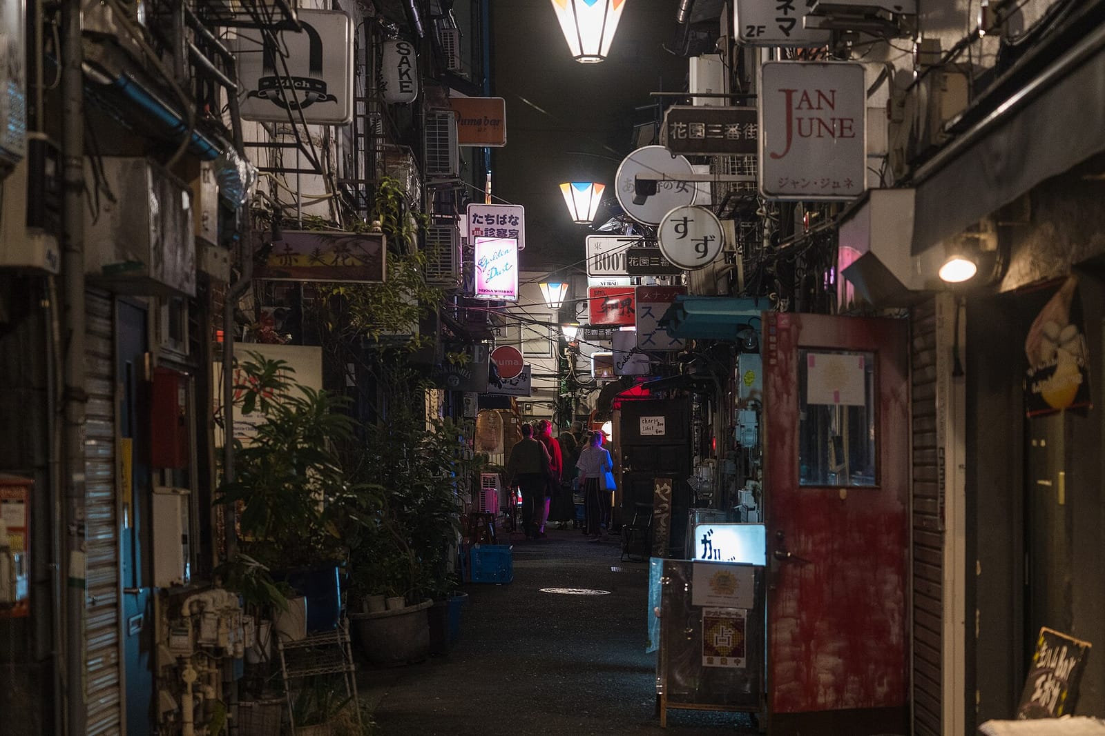 新宿ゴールデン街の夜の様子