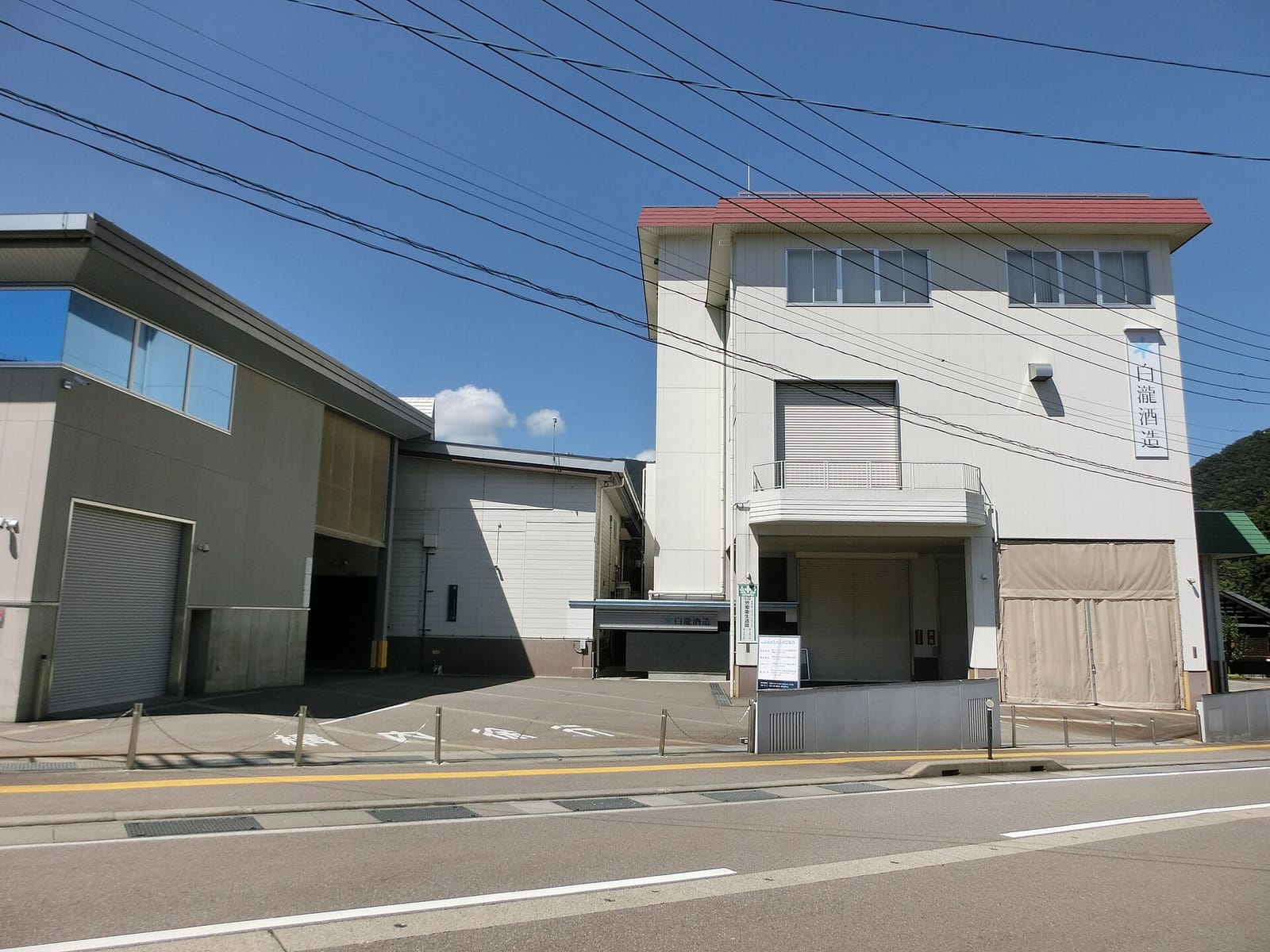 白瀧酒造の本社の外観