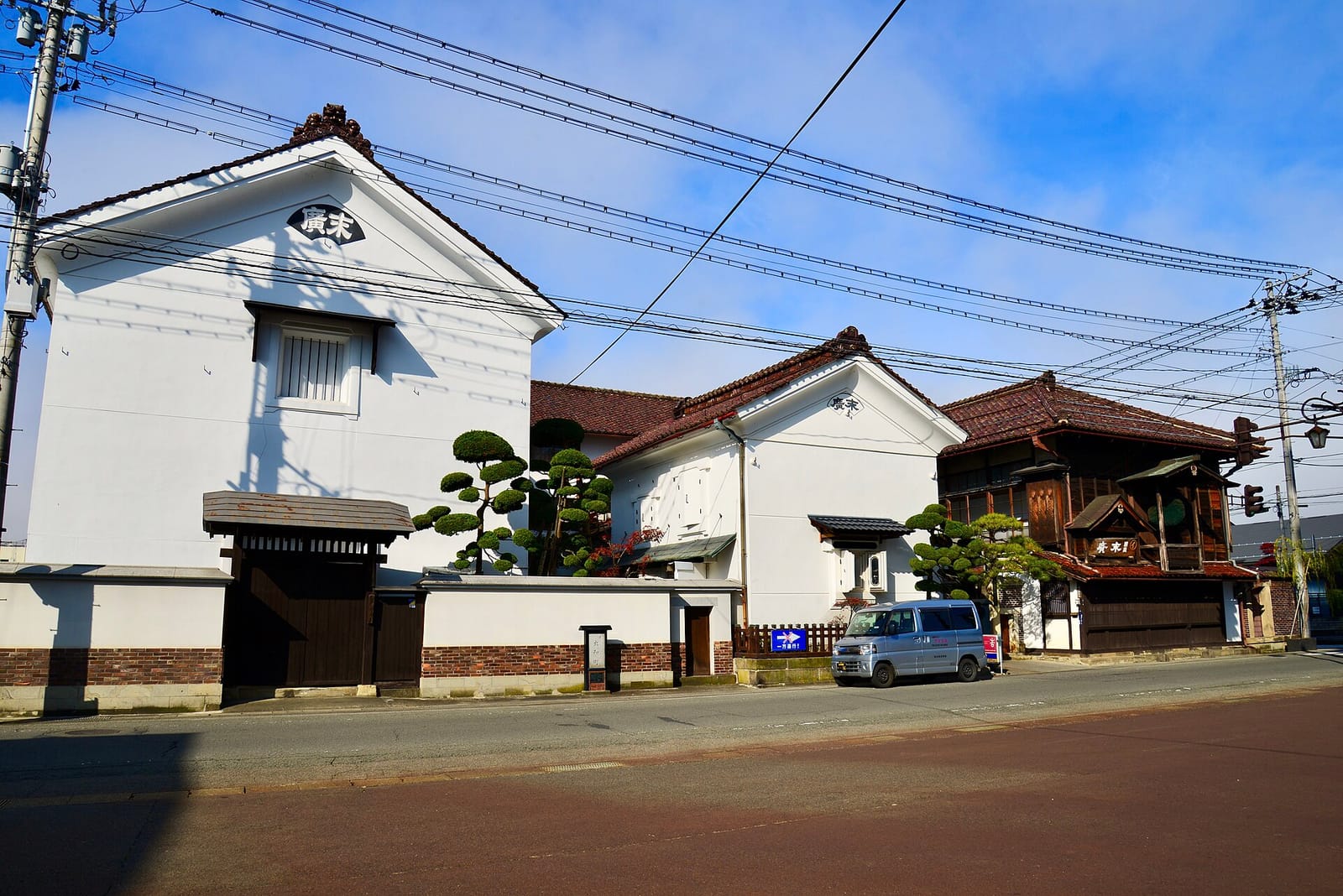 末廣酒造の蔵と白壁の外観