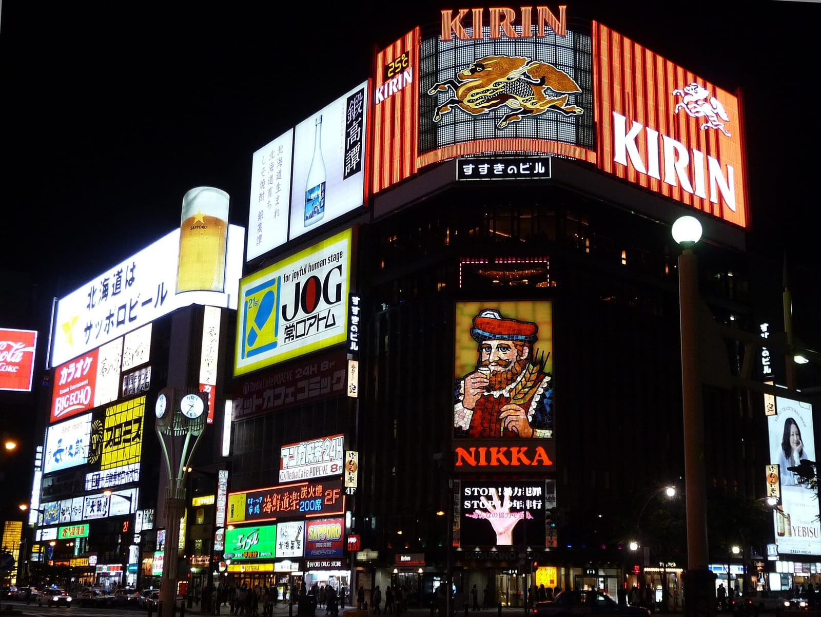 すすきのの夜の様子