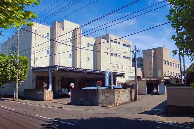 秋田酒類製造 本社工場の外観