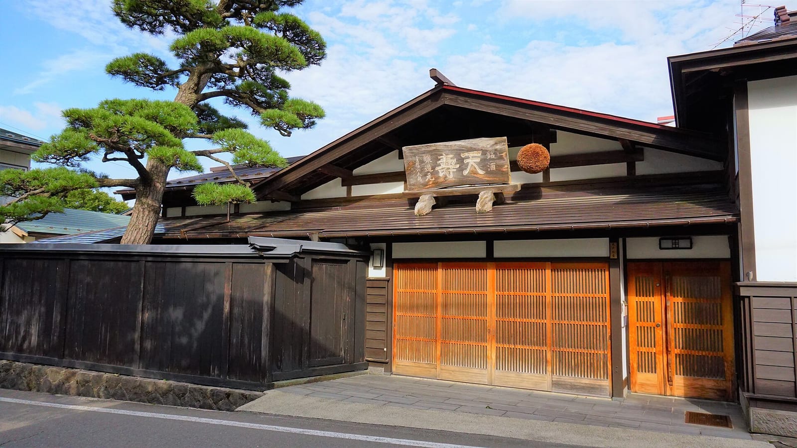 天寿酒造の酒蔵と敷地