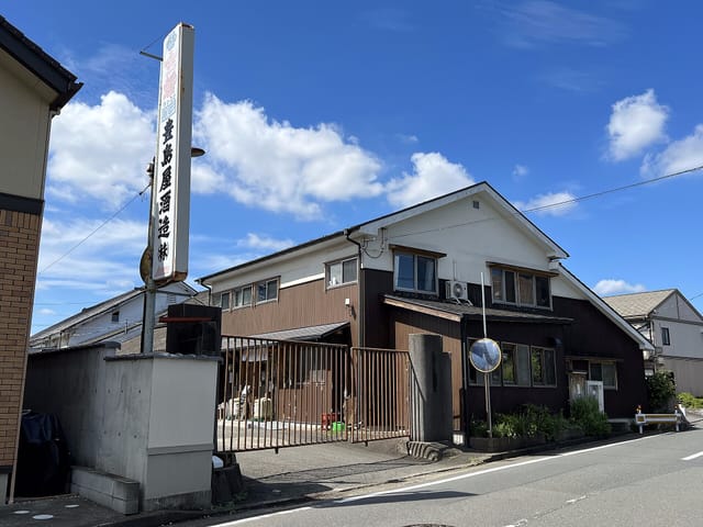 豊島屋酒造の門と建物