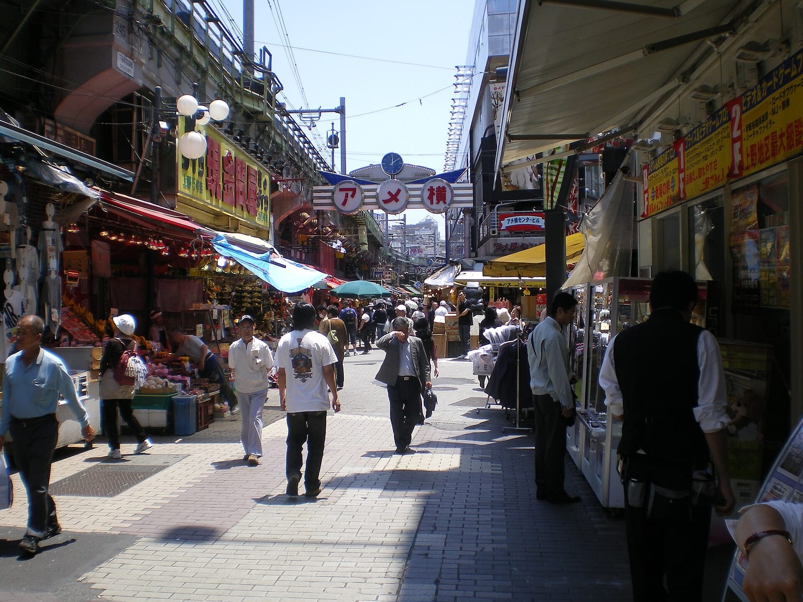 上野 アメヤ横丁の店並み